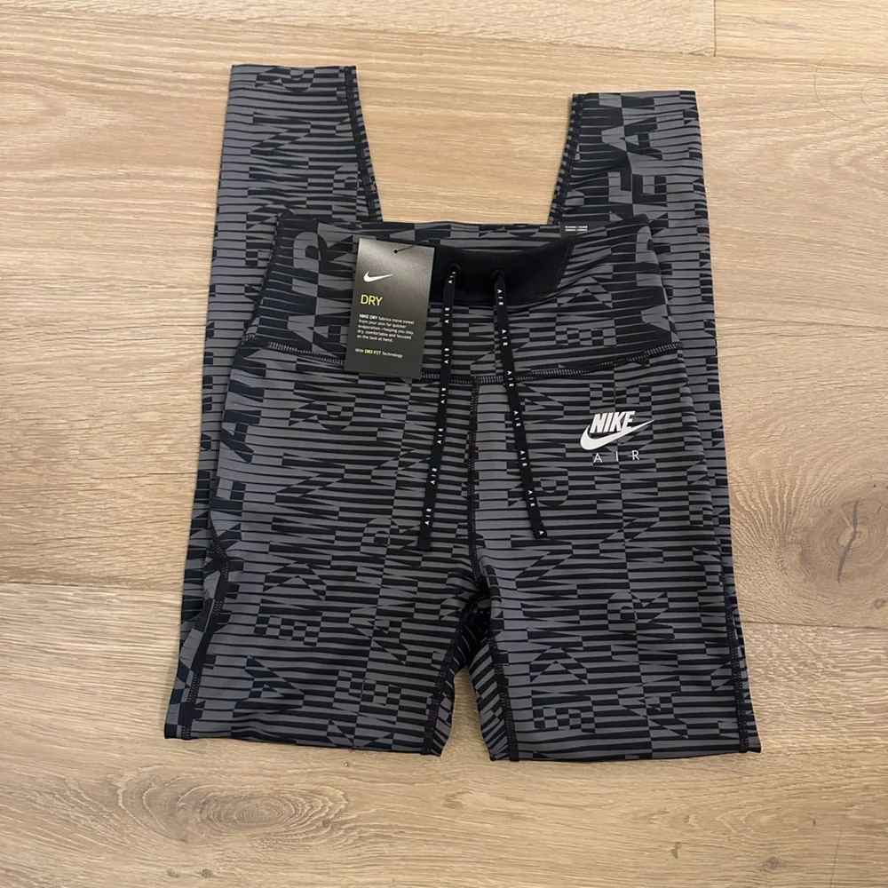 NWT 🌟 Nike Epic fast Black and Gray Leggings - Picture 5 of 10